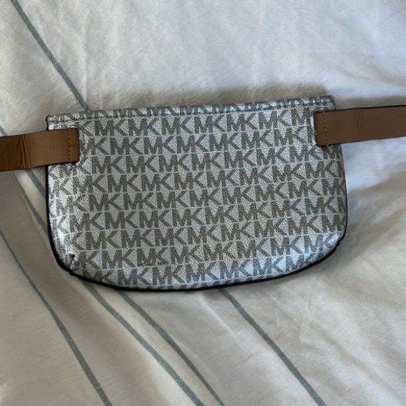 🔸NWT🔸Michael Kors Adjustable Waist belt Bag- silver/grey size S/M - Picture 7 of 15